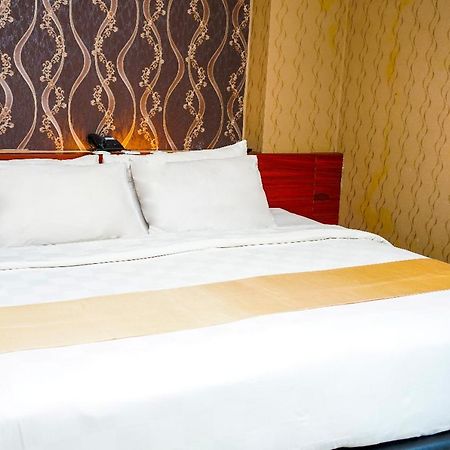 JLE'S Hotel Manado Extérieur photo