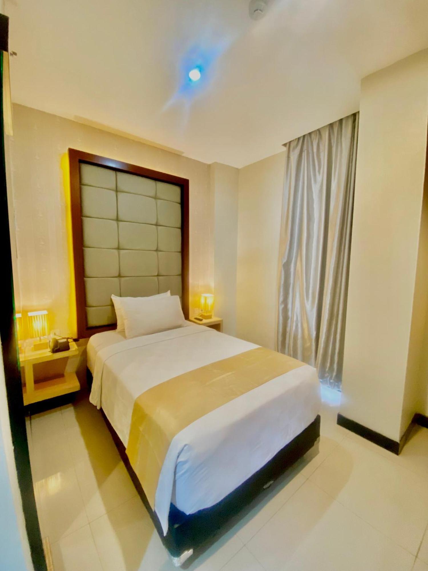 JLE'S Hotel Manado Extérieur photo